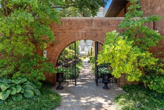 8018 Pershing Ave Unit D17, Saint Louis, MO 63105