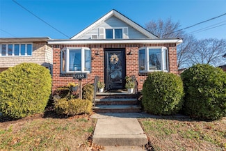 155 Mckee St, Floral Park, NY 11001