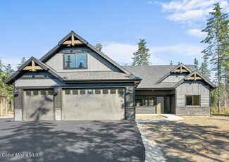 17516 W Palomar Dr, Hauser, ID 83854