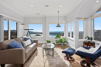 7564 Navigator Cir, Carlsbad, CA 92011