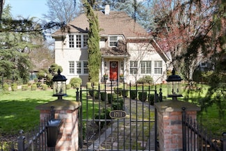 1711 E Main St, Medford, OR 97504