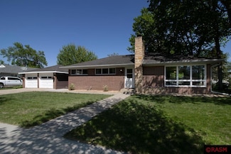 355 355 N Lexington Ave, Le Center, MN 56057