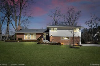 711 Hickory Heights Dr, Bloomfield Hills, MI 48304