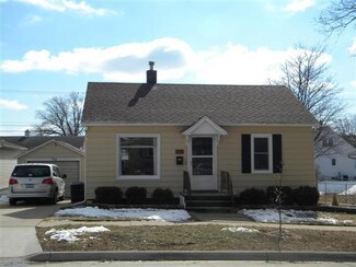 719 12th St, de Witt, IA 52742