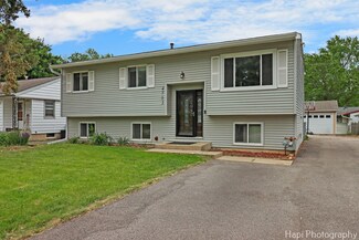 4703 W Shore Dr, McHenry, IL 60050