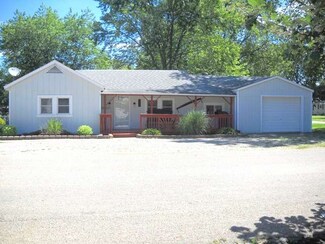 702 Edward St, Henry, IL 61537