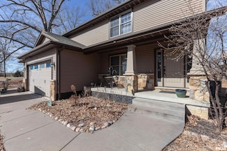 9932 123rd St, Davenport, IA 52804
