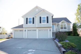 12411 Live Oak Cir, Peculiar, MO 64078