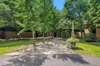 4647 Private Lake Dr, Bloomfield Hills, MI 48301