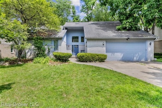 3195 Green Oaks Dr, West Bloomfield, MI 48324