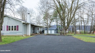 55 Aspen Ln, Mill Hall, PA 17751