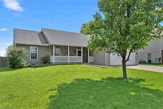 2110 Hidden Valley Dr, Tonganoxie, KS 66086