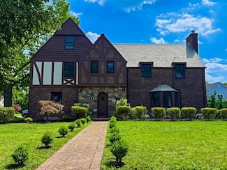 236 Stewart Ave, Garden City, NY 11530