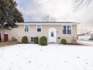 1717 Columbus Dr, Pekin, IL 61554