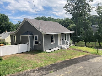 37 Grace St, Oyster Bay, NY 11771