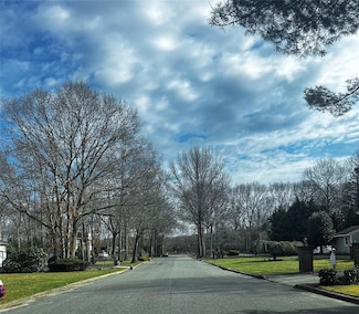 9 Jeanine Ct, Dix Hills, NY 11746