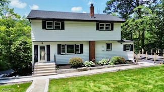 4 Fox Dr, Oak Ridge, NJ 07438