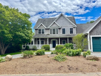 42 Daggett Ave, Vineyard Haven, MA 02568
