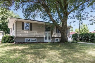 200 13th Ave, Hiawatha, IA 52233
