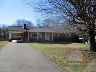740 W Sommerdale Ct, Rural Hall, NC 27045