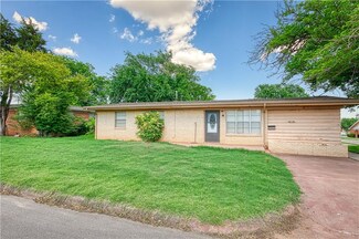 619 S 13th St, Clinton, OK 73601