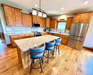 105 Ranchview Ct, Decorah, IA 52101