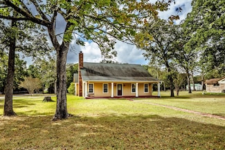 18 Allbritton Rd, Huntsville, TX 77320