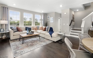 43 Gladstone Ct, Whippany, NJ 07981