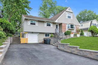 63 Ravenwood Dr, Kings Park, NY 11754