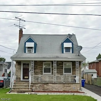 610 Lindegar St, Linden, NJ 07036