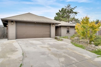 922 Hilda Ct, Rio Dell, CA 95562