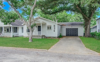834 Live Oak St, Columbus, TX 78934