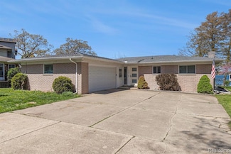 7262 Hatchery Rd, Waterford, MI 48327