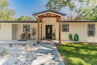 201 S Coulston St, Granbury, TX 76048