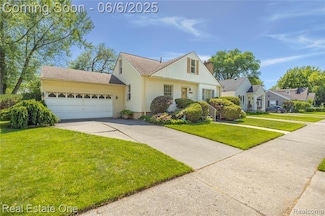 2209 Ridgemont Rd, Grosse Pointe Woods, MI 48236