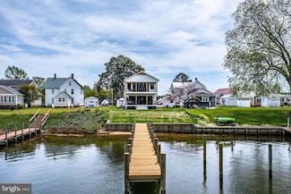 696 Main St, Reedville, VA 22539