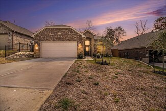 918 Golden Willow Ln, Conroe, TX 77304
