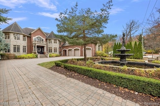 8439 Arlis St, Commerce Township, MI 48382
