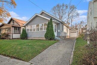 612 Woodridge St NE, Grand Rapids, MI 49505