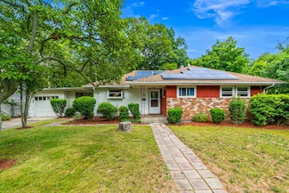 537 Sterling St, Uniondale, NY 11553