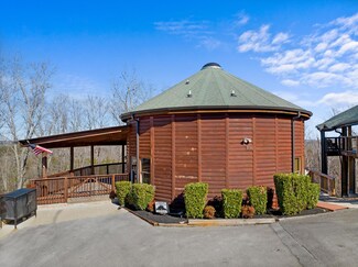 1088 Towering Oaks Dr, Sevierville, TN 37876
