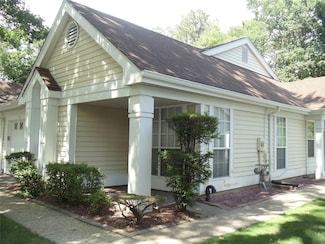 9 Glen Dr, Ridge, NY 11961
