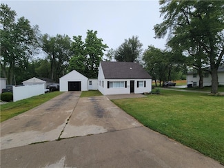604 NE Douglas St, Lees Summit, MO 64063