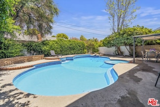 19935 Hemmingway St, Winnetka, CA 91306