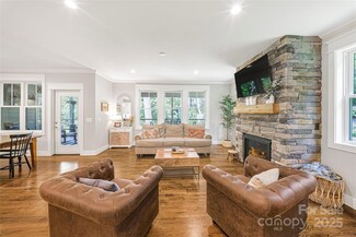 218 Barnrock Dr, Mills River, NC 28759