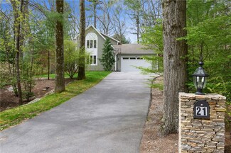 21 Maplecrest Dr, Greenville, RI 02828