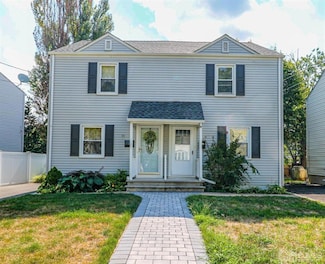9 Macarthur Dr, Edison, NJ 08837