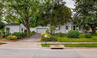 16 E Leach Ave, Des Moines, IA 50315