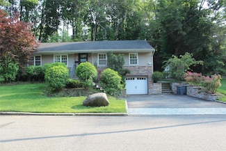 5 Meadowfield Ln, Glen Cove, NY 11542