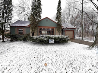 18 20th St, Clintonville, WI 54929